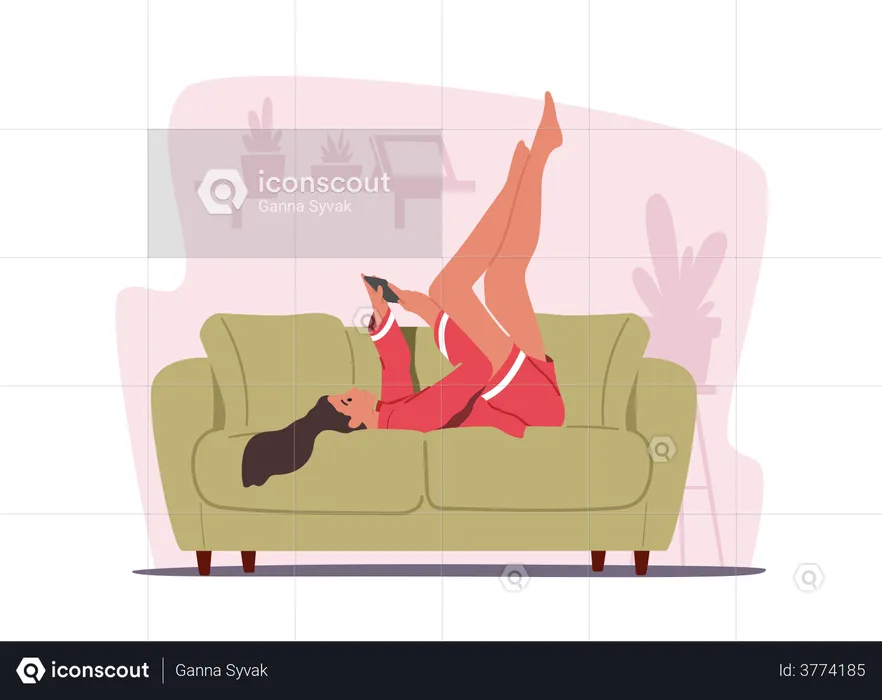 Concepto de comunicación de gadgets. Personaje femenino relajado tumbado en casa en el sofá Mira en la pantalla del teléfono inteligente Escribe un mensaje  Ilustración