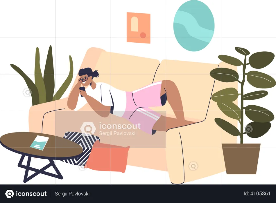 Menina deitada no sofá em casa usando dispositivo smartphone relaxa  Ilustração