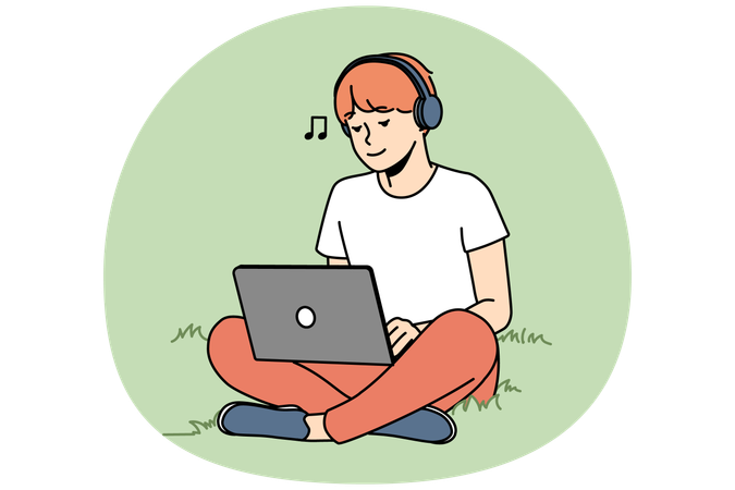 Cara sentado na grama ao ar livre trabalhando em um laptop usando fones de ouvido  Ilustração