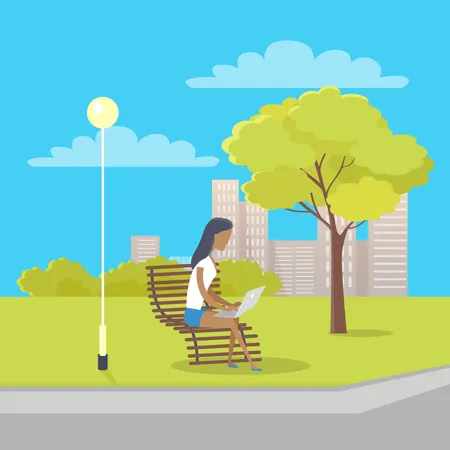 Femme avec ordinateur portable est assise sur un banc dans le parc de la ville  Illustration