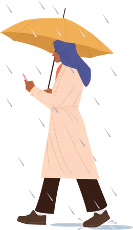 Femme avec parapluie marchant sous la pluie en utilisant son téléphone portable  Illustration