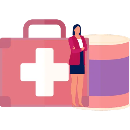 Femme debout devant une boîte de soins de santé d'urgence  Illustration