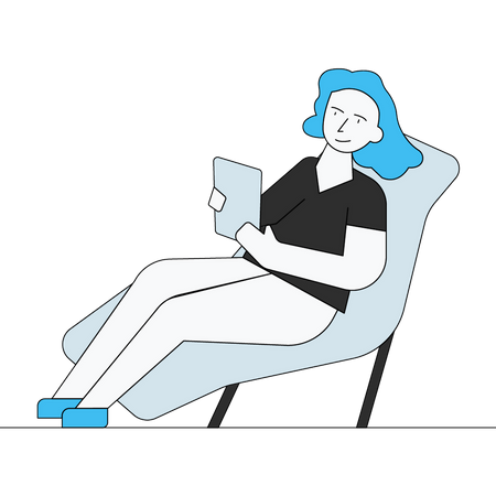 Fille utilisant une tablette assise sur un canapé  Illustration