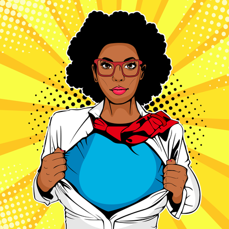 Une jeune femme afro vêtue d'une veste blanche montre un t-shirt de super-héros  Illustration