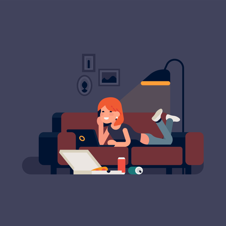 Jeune femme détendue allongée sur un canapé, regardant un film sur un ordinateur portable avec une boîte de livraison de pizza  Illustration