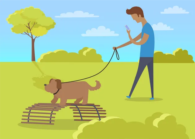 Jeune garçon marchant avec un chien et utilisant un téléphone dans un parc  Illustration