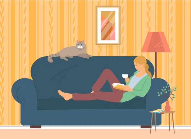 Mujer tumbada en el sofá con un libro interesante  Ilustración