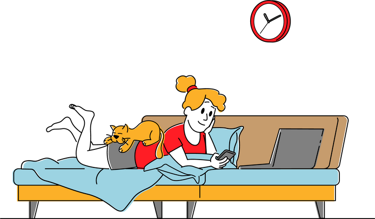 Mujer acostada en el sofá en casa con teléfono inteligente y computadora portátil con gato durmiendo boca arriba  Ilustración