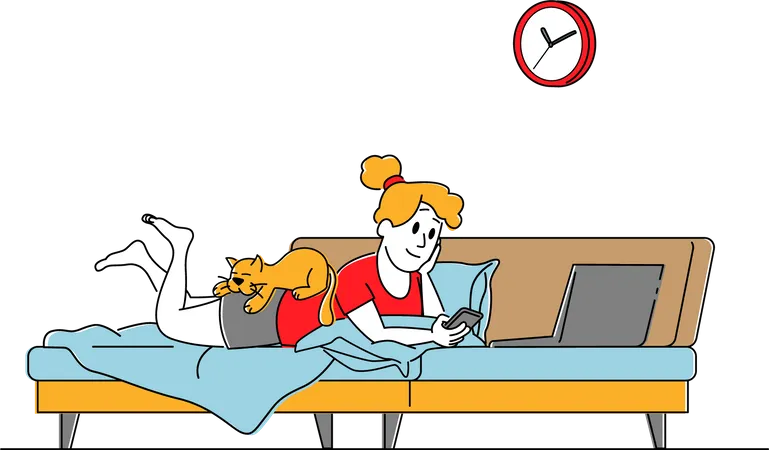 Mujer acostada en el sofá en casa con teléfono inteligente y computadora portátil con gato durmiendo boca arriba  Ilustración