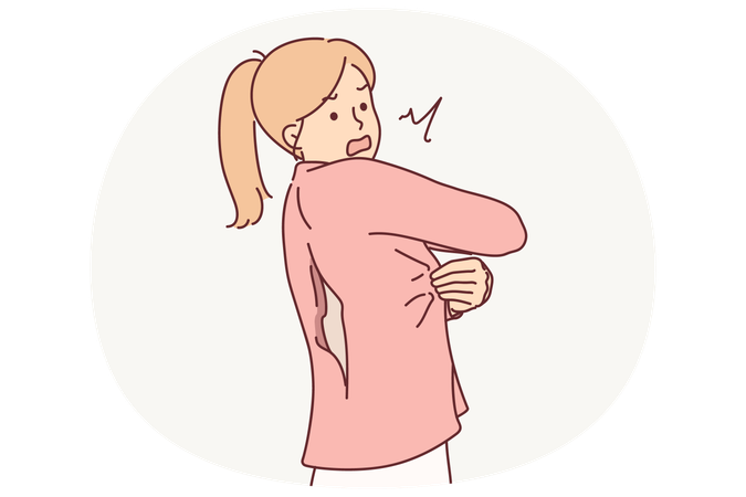 Una mujer con la ropa rota por la espalda está nerviosa y necesita ayuda de un sastre debido a la mala calidad de los textiles.  Ilustración