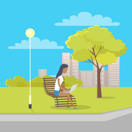 Mujer con computadora portátil se sienta en un banco en el parque de la ciudad  Ilustración