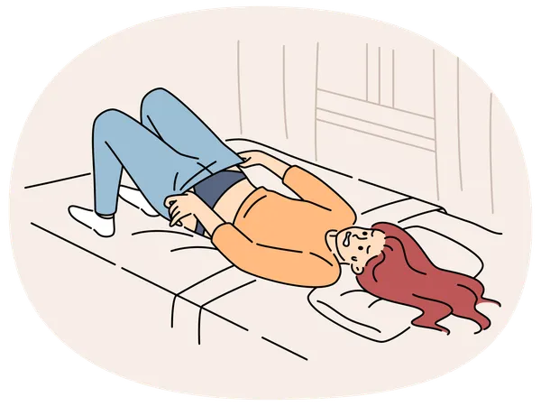 Una mujer con sobrepeso intenta en vano ponerse pantalones pequeños acostada en la cama del dormitorio del apartamento.  Ilustración