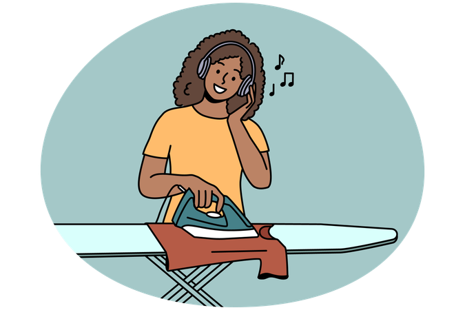 Mujer joven sonriente con auriculares planchando ropa en casa  Ilustración