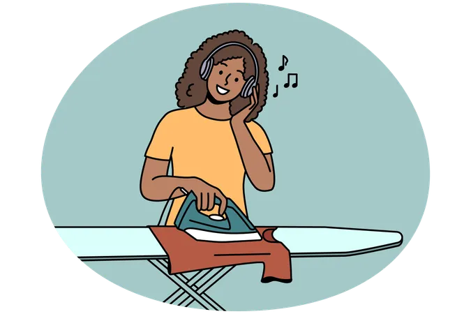 Mujer joven sonriente con auriculares planchando ropa en casa  Ilustración