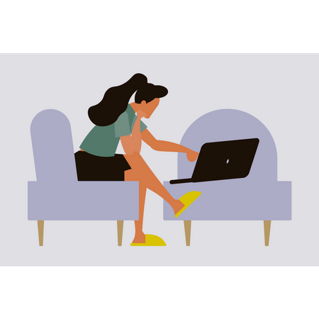 Mujer sentada en el sofá trabajando en la computadora portátil  Ilustración