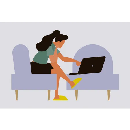 Mujer sentada en el sofá trabajando en la computadora portátil  Ilustración