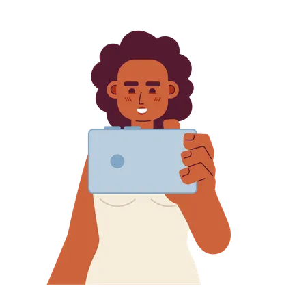 Mulher afro alegre com smartphone  Ilustração