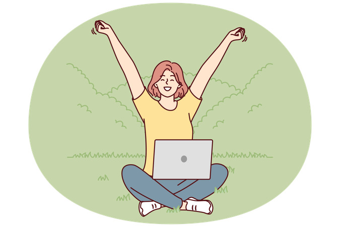 Mulher feliz sentada no gramado do parque com o laptop nos joelhos e esticando as mãos para cima  Ilustração