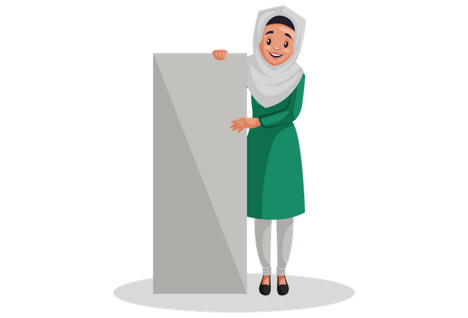 Mulher muçulmana está segurando um tabuleiro vazio nas mãos  Ilustração