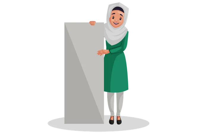 Mulher muçulmana está segurando um tabuleiro vazio nas mãos  Ilustração