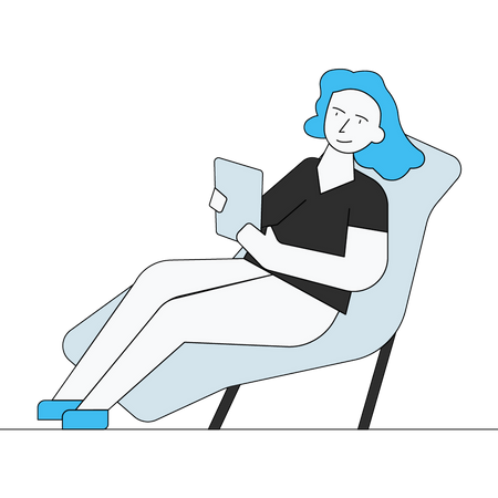 Chica usando tableta mientras está sentada en el sofá  Ilustración