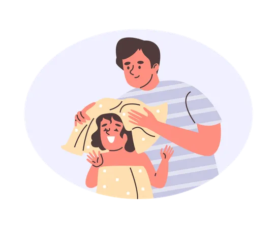 Pai feliz enxuga a cabeça do bebê com a toalha após o banho  Ilustração